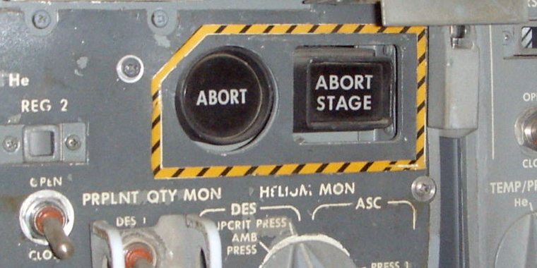 Boutons d'arrêt d'urgence sur le panneau de contrôle du module lunaire