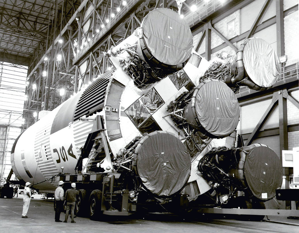 Premier Ã©tage de la Saturn V d'Apollo 11 dans le Vehicule Assembly Building