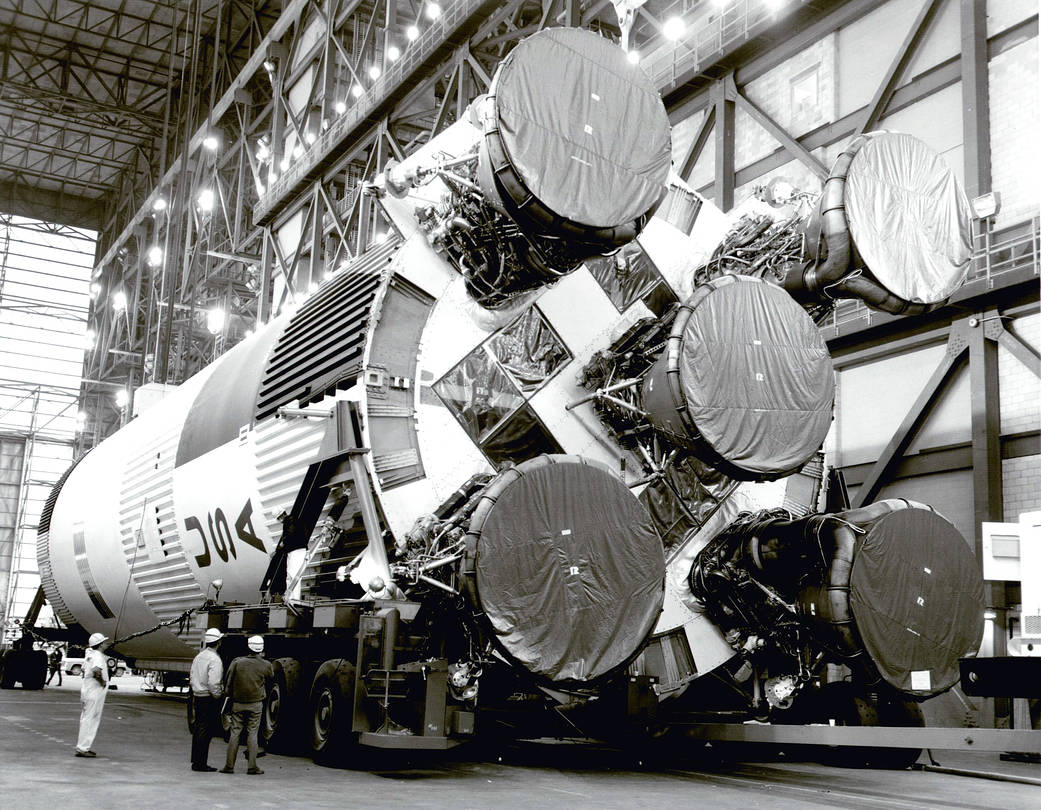 Premier étage de la Saturn V d'Apollo 11 dans le Vehicule Assembly Building