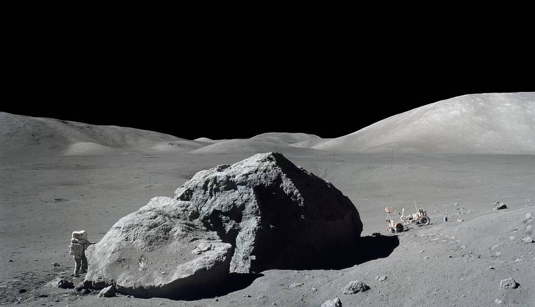 Harrison H. Schmit Ã  proximitÃ© un gros rocher Ã  la surface de la Lune, photographie prise lors de Apollo 17