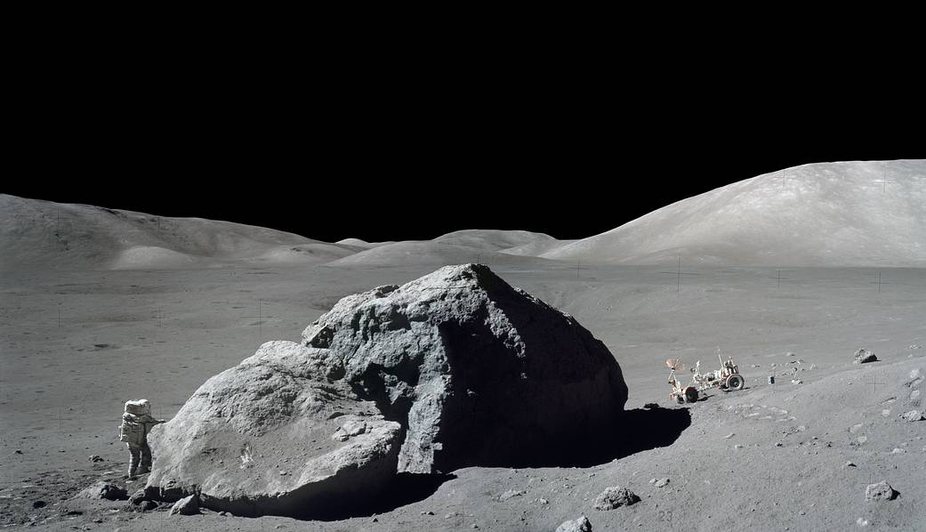 Harrison H. Schmit à proximité un gros rocher à la surface de la Lune, photographie prise lors de Apollo 17