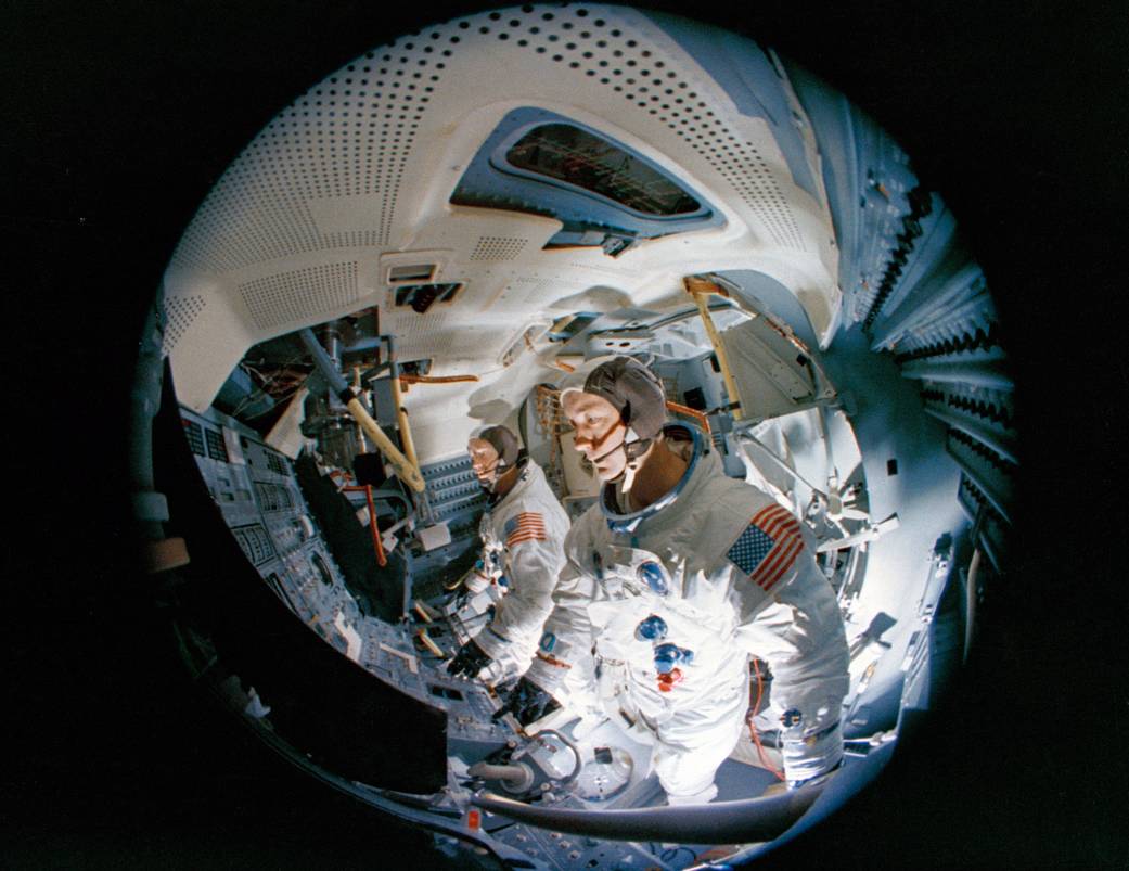 L'équipage d'Apollo 9 à l'entrainement dans le simulateur du module lunaire.